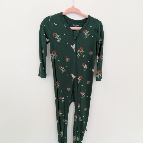 Kyte BABY Other - Kyte BABY Dark Green Floral Kids Footie
